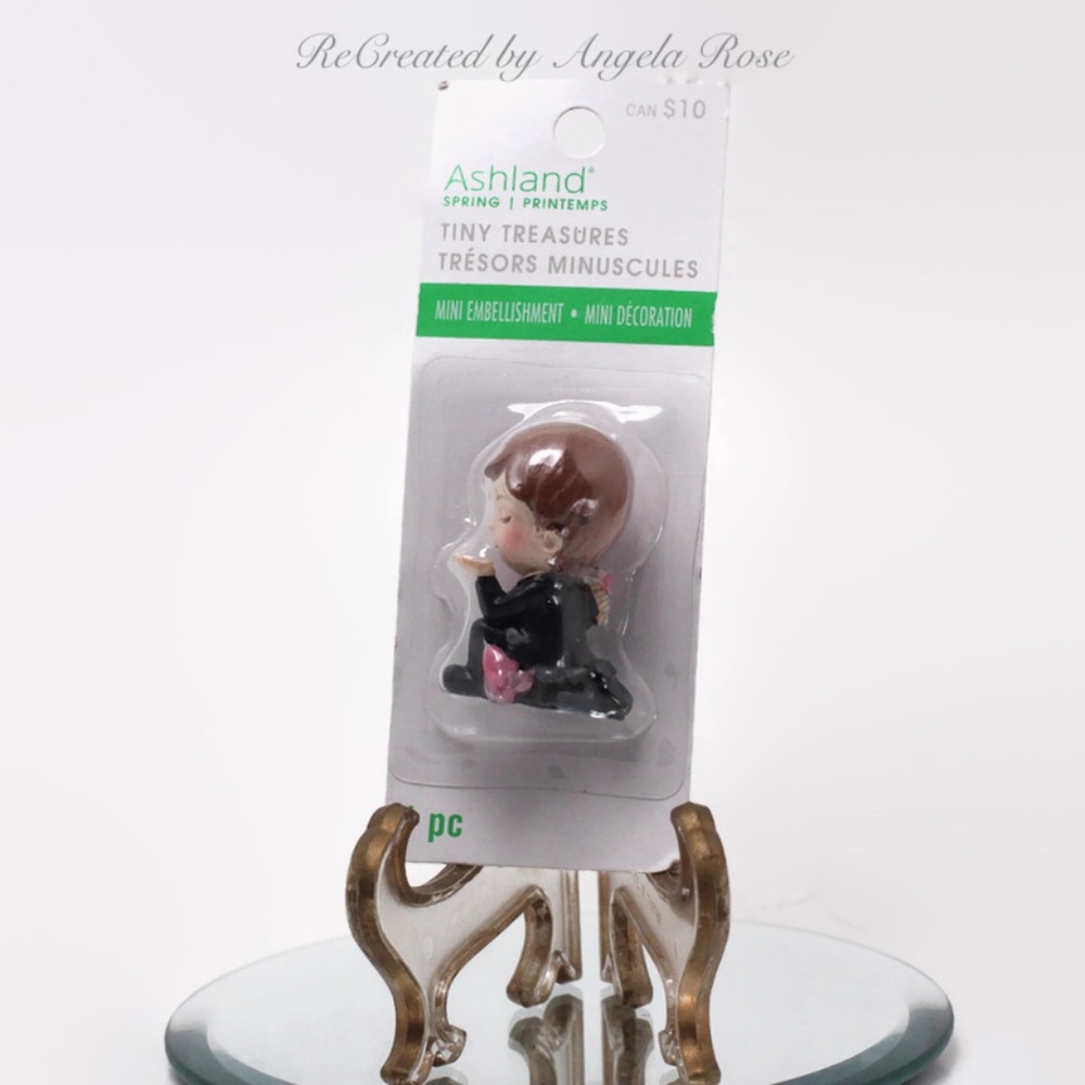 Mini Embellishment Kneeling Boy Fl…